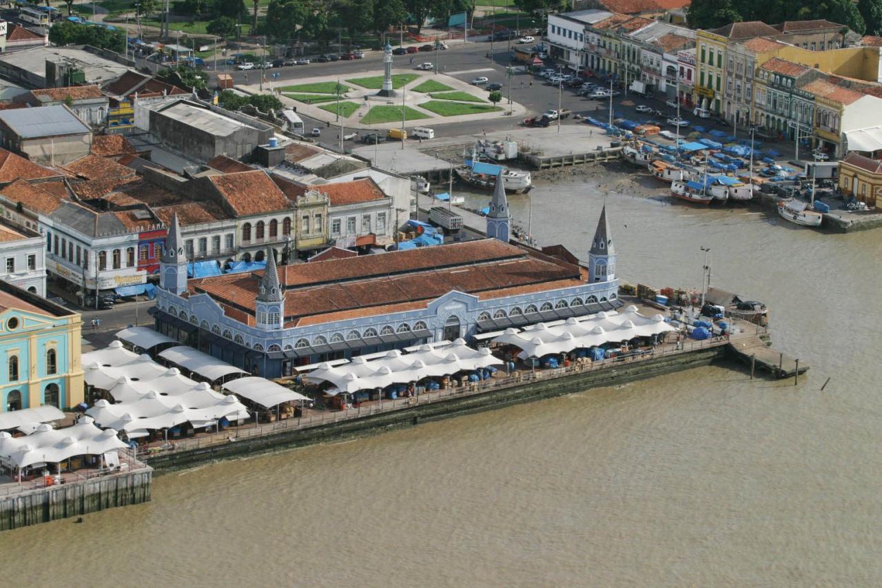 Vista aérea do centro comercial e do Mercado Ver-o-Peso, em Belém (PA)