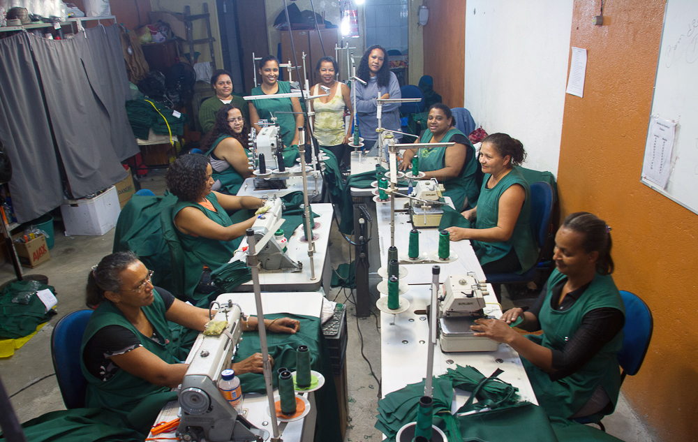 Onze mulheres, ex-beneficiárias do Bolsa Família, hoje produzem uniformes escola