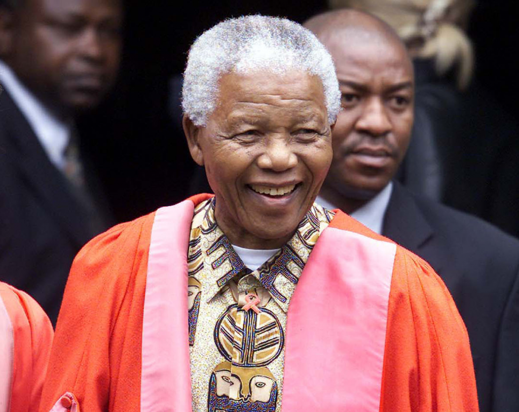 Na cerimônia formal, Mandela usava roupas típicas africanas embaixo da toga